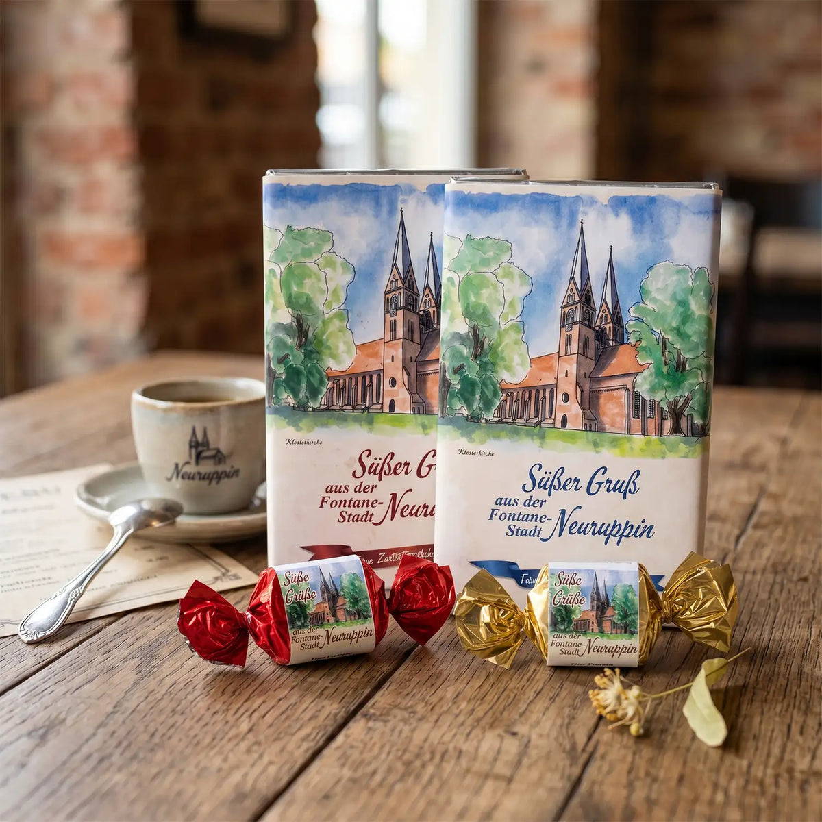 neuruppin-happen-25g-und-suesser-gruss-tafeln-auf-kaffeetisch